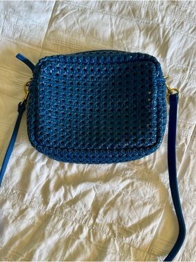 Clare V - Midi Sac in Cobalt Rattan